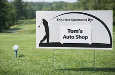 Panneau sponsor au bord d’un fairway