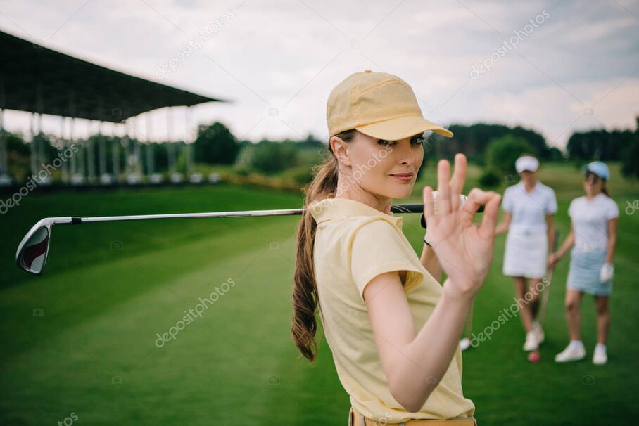 Signalétique élégante autour d’un club-house de golf
